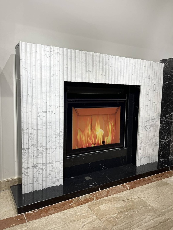 Портал для каміна Bravo Даллас Volakas + Nero Marquina мармур білий/чорний прямий