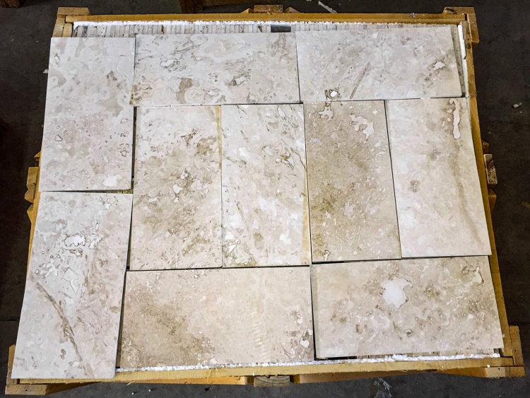 Плитка из травертина Light Filled and Honed 1,2х20,3х40,6 см, бежевая матовая заполненная шлифованная Standart 2-nd ch.