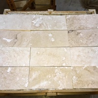 Плитка из травертина Light Filled and Honed 1,2х20,3х40,6 см, бежевая матовая заполненная шлифованная Standart 2-nd ch.