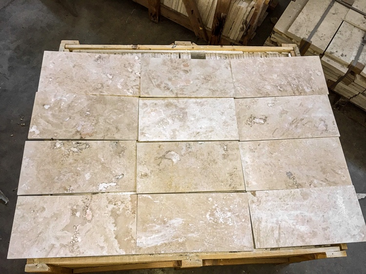 Плитка из травертина Light Filled and Honed 1,2х20,3х40,6 см, бежевая матовая заполненная шлифованная Standart 2-nd ch.